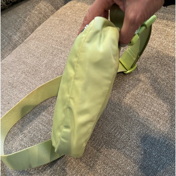 ✨LULULEMON Lime Everywhere Belt Bag - Picture 4 of 10